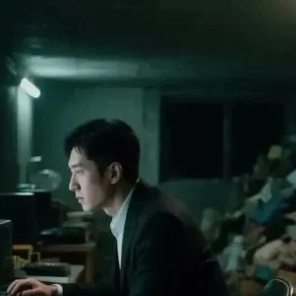 發(fā)現(xiàn)一個(gè)奇怪的現(xiàn)象：男人如果沒(méi)錢(qián)了，就會(huì)開(kāi)始琢磨撈偏門(mén)；女人如果沒(méi)錢(qián)了，就會(huì)開(kāi)始反思自己的婚姻