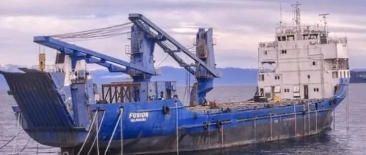 48年老舊貨船在港口部分沉沒，污染風險引關(guān)注！