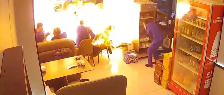 火舌瞬间吞没一桌人！使用卡式炉千万小心