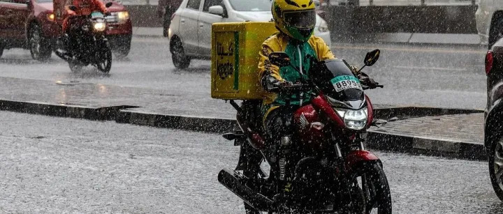 迪拜暴雨中的外卖骑手！~你会在这样的天气点外卖吗？