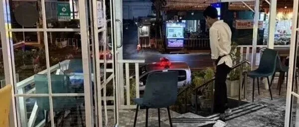 诡异！男子餐厅内突惊慌奔逃 撞爆玻璃门身亡