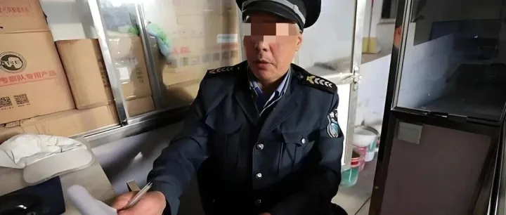 老板女兒高考560分，門(mén)衛(wèi)隨禮了1000元；門(mén)衛(wèi)兒子考701分，老板回禮800元，晚上收到微信愣住了