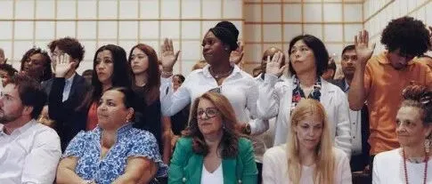 突发！川普政府定下指标，加速撤销“归化公民国籍”；每月须达100至200起