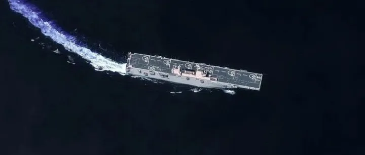 看完这篇你最想@谁？美国Vantor使用大角度侧摆模式拍摄远洋中的我国两栖攻击舰编队