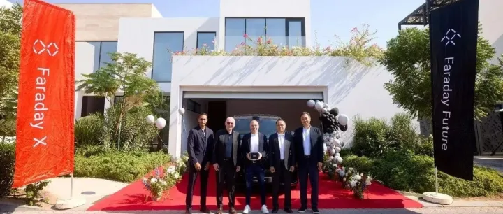 FF在迪拜为足坛巨星伊涅斯塔举行全球首个FX Super One交车仪式，中东公司正式开启产品交付期并从运营阶段迈入营收阶段