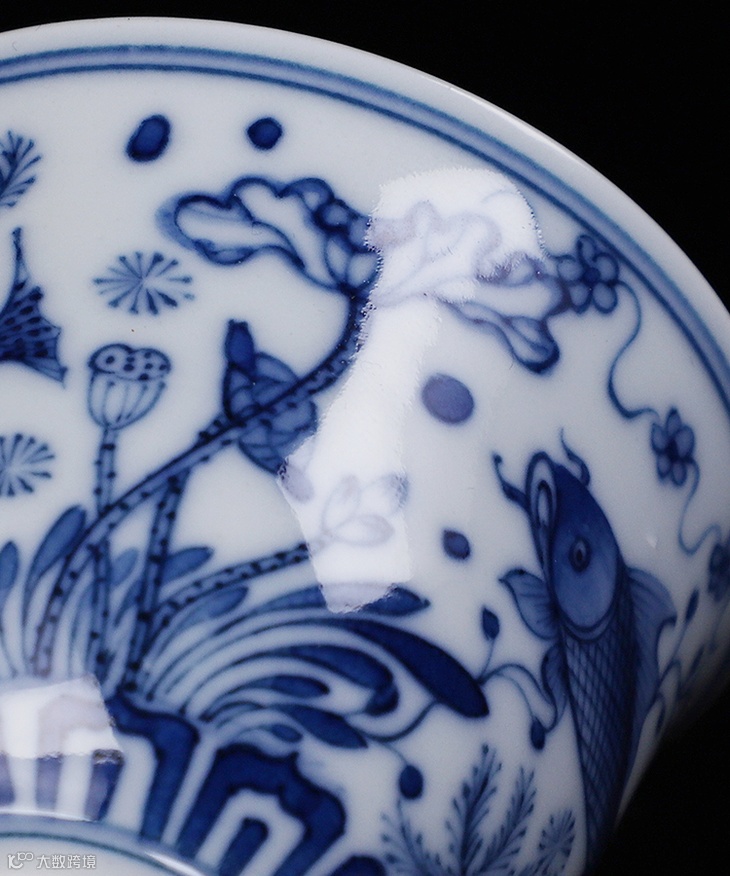 它源于中国人喜爱的——柴窑青花瓷。- 大数跨境