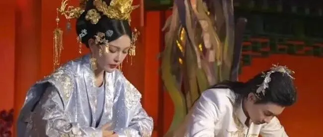 千万网红张凯毅“凤冠翻车”，全网沸腾了！