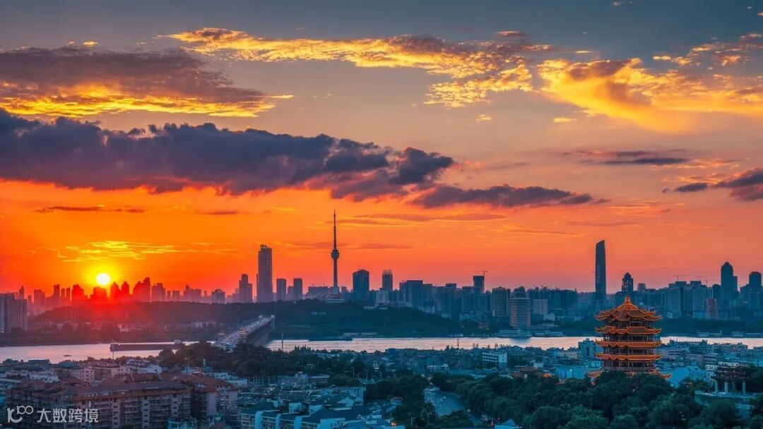 摄图网_500595296_武汉城市风光日落时分的长江大桥黄鹤楼(企业商用) (1).jpg