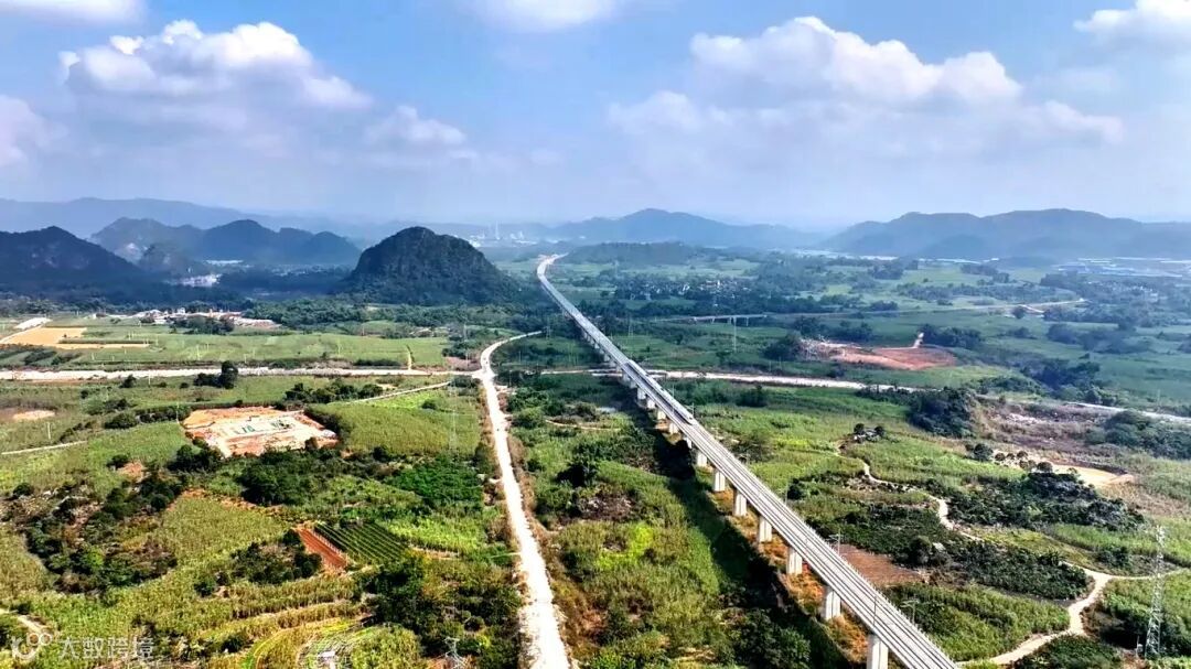 动车行驶在南凭高铁崇凭段上 吕松洋 摄.jpg