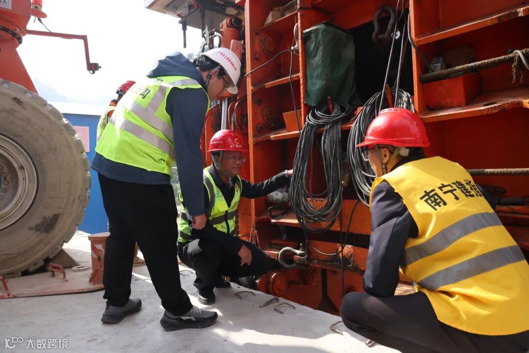 施工人员检查架梁工作准备情况。袁晟 摄.JPG