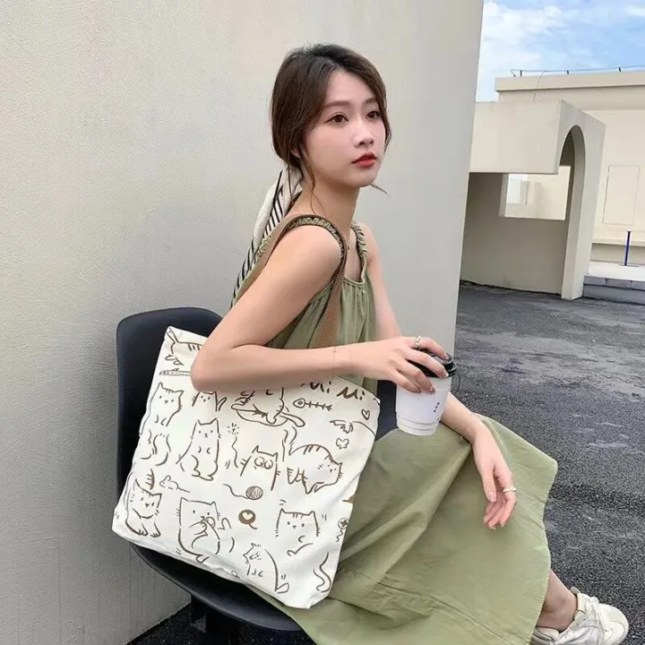 没想到今年流行的帆布包，竟然流行到炫富的标配