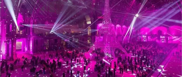 巴黎冬天最浪漫的一件事不是看雪，而是在大皇宫的玻璃穹顶下溜冰