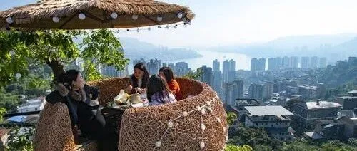 Wanzhou: Hillside tea spots draw crowds in the <em>winter</em> sun