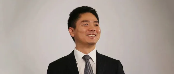 刘强东开超市，数万人涌入挤爆现场；拼多多发力乡村市场......