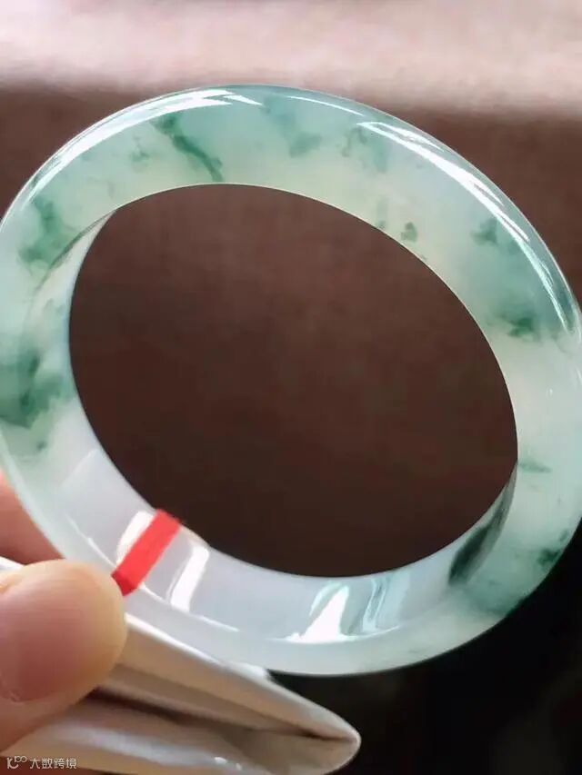 年过90的老婆婆,手上戴着一只 脏破 的翡翠手镯,戴一生