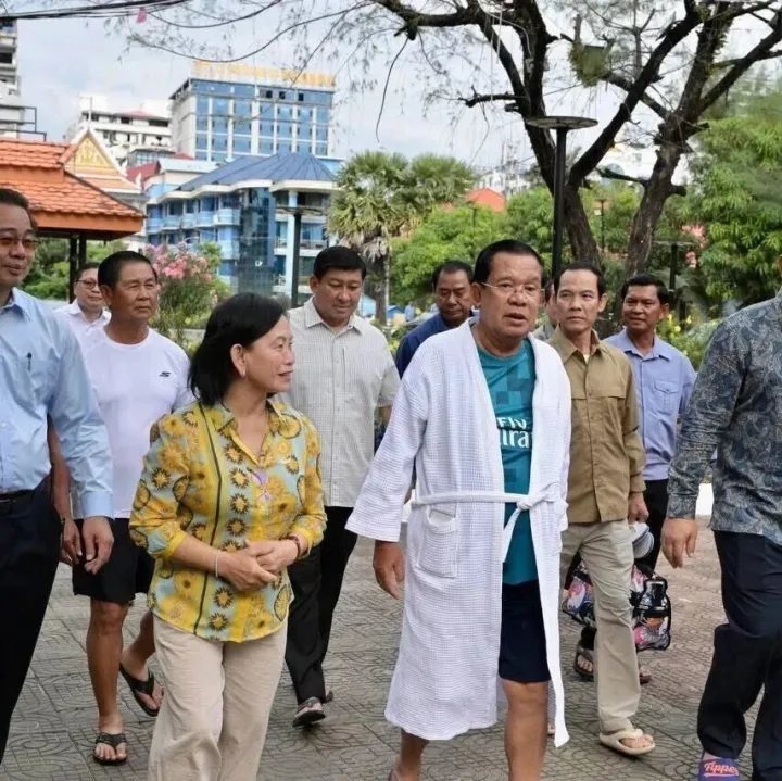 昨天，洪森到了<em>西</em><em>港</em>