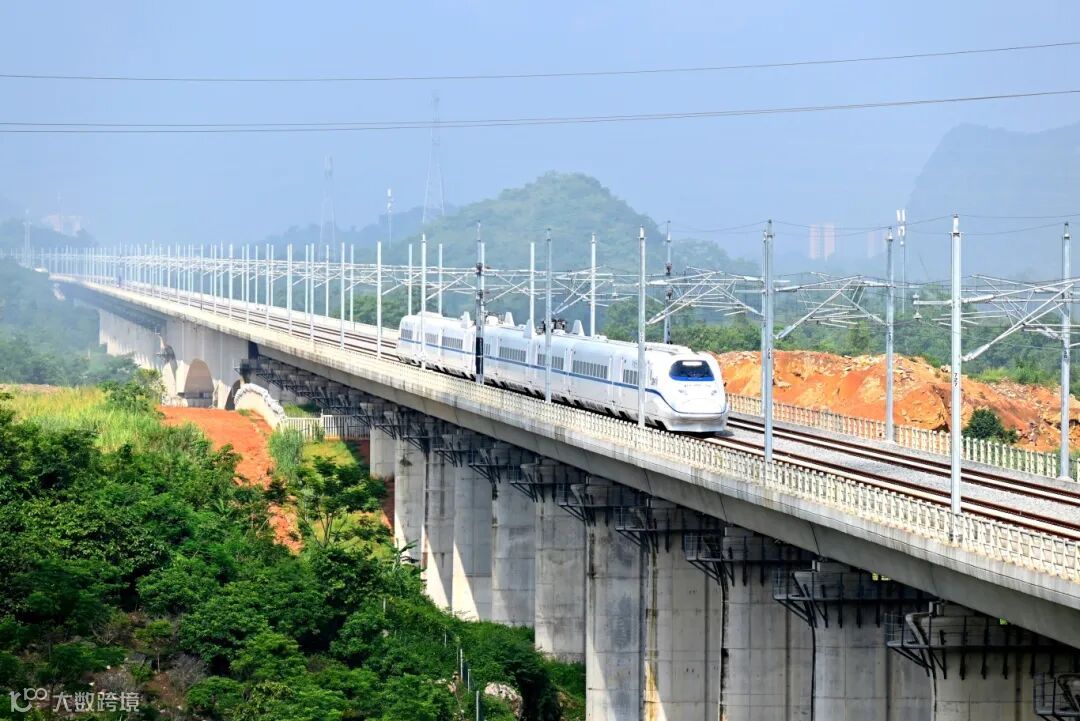 试运行列车在南凭高铁崇凭段宁明东—龙州站间运行。陈泉任 摄.jpg