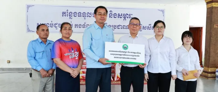 西哈努克省中国商会向柬泰边境冲突中的难民捐赠10000美金