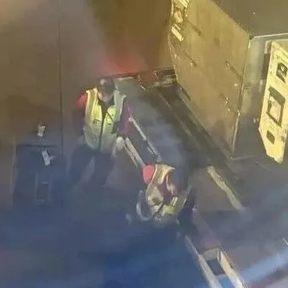 太解气！外籍男子航班上辱骂中国女乘客！中国女博士用流利英语反击，全场鼓掌