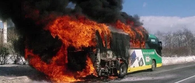 惊险！日本一机场满员巴士高速起火...