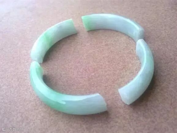 翡翠手镯摔断了该怎么办