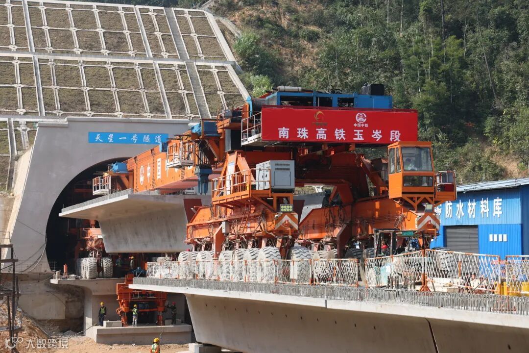 开始落梁。林鹤 摄.JPG