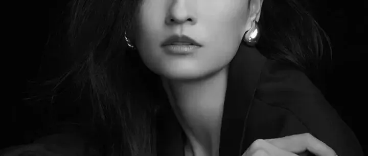 她离婚后，和小14岁弟弟的恋情曝光！