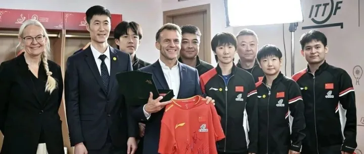 马克龙成都混团世界杯跨界挥拍，乒乓外交2.0太暖了