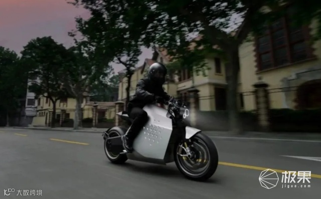 国产“纯电重型”摩托车!极速200km/h、续航400km...价格太惊人