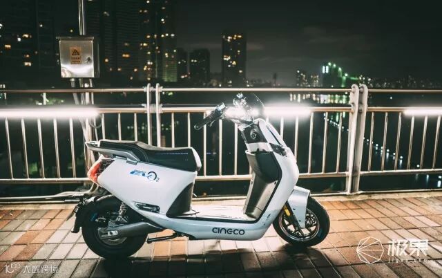 森蓝O2电动摩托车