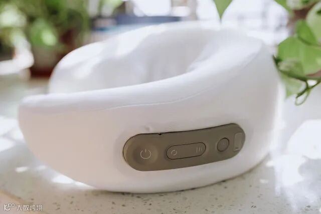 旅行枕也能按摩!戴上就舍不得摘下,自己就可以给颈椎做spa