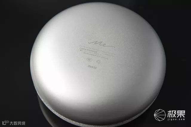 这只灰色“马卡龙”,是我们用过最有人味儿的智能音箱