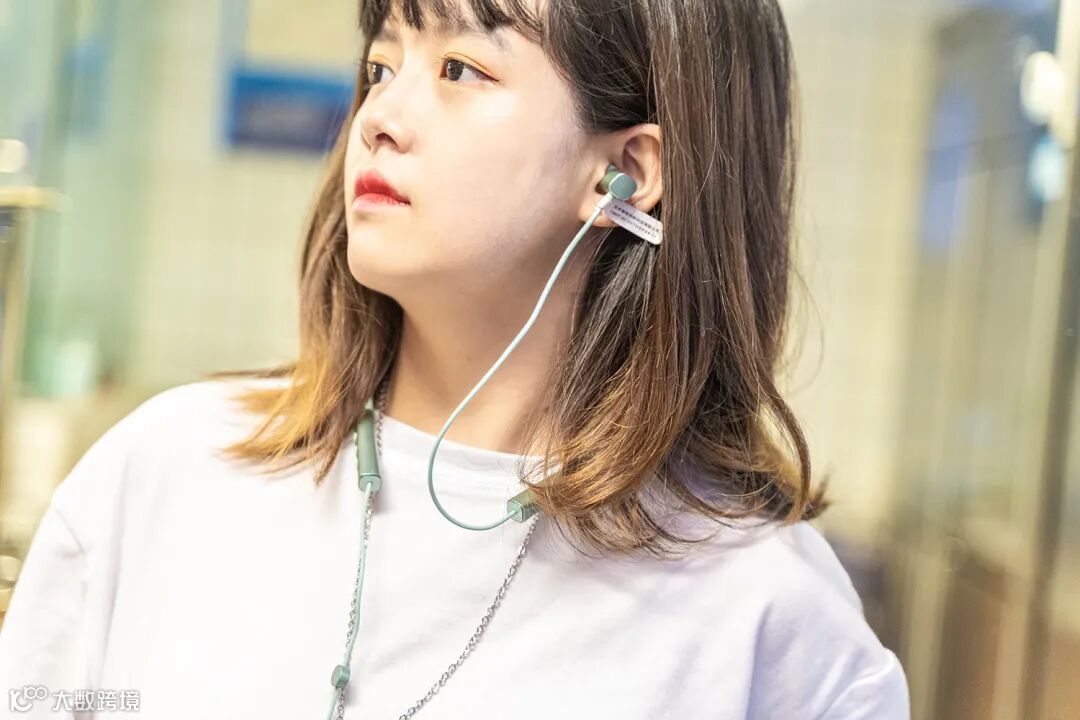 颜值性能兼具,忘却充电烦恼:这耳机满足我日常通勤、娱乐需要!