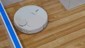 岚豹扫地机器人亮相CESA:能定位、吸力大、APP贴心