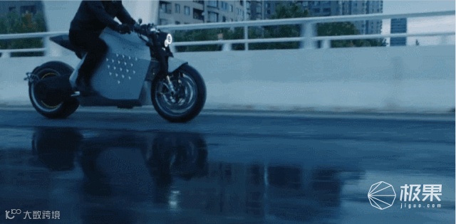 国产“纯电重型”摩托车!极速200km/h、续航400km...价格太惊人