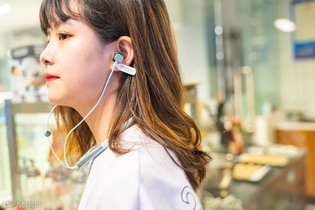 颜值性能兼具,忘却充电烦恼:这耳机满足我日常通勤、娱乐需要!