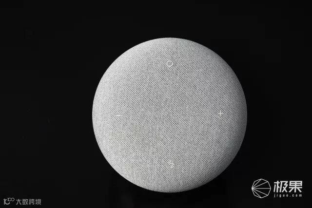 这只灰色“马卡龙”,是我们用过最有人味儿的智能音箱