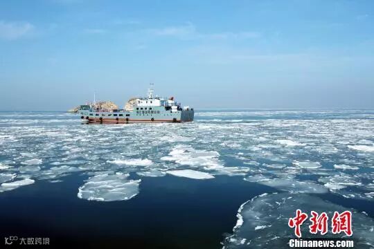 海冰给附近渔业捕捞、海水养殖、海上交通运输带来不利影响。 李鑫隆 摄