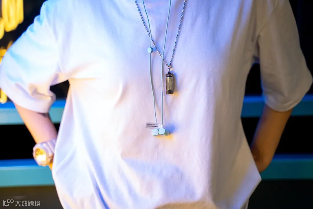 颜值性能兼具,忘却充电烦恼:这耳机满足我日常通勤、娱乐需要!