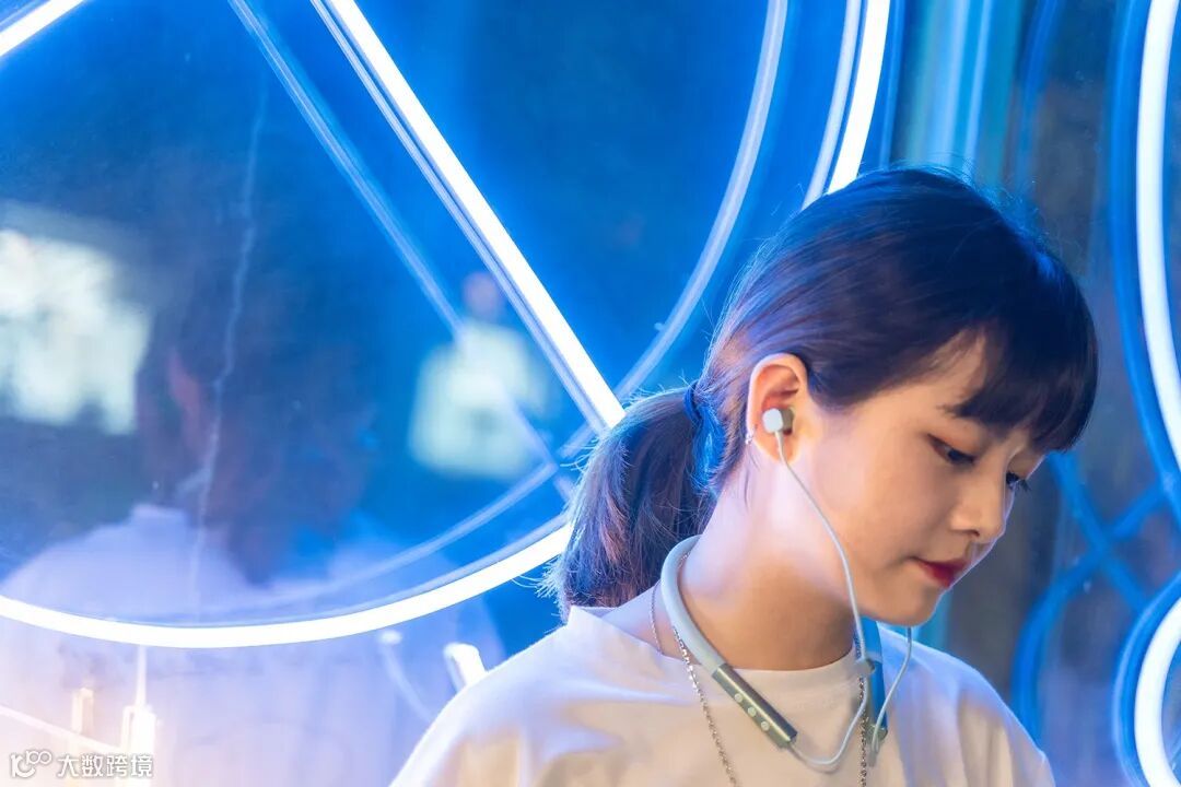 颜值性能兼具,忘却充电烦恼:这耳机满足我日常通勤、娱乐需要!