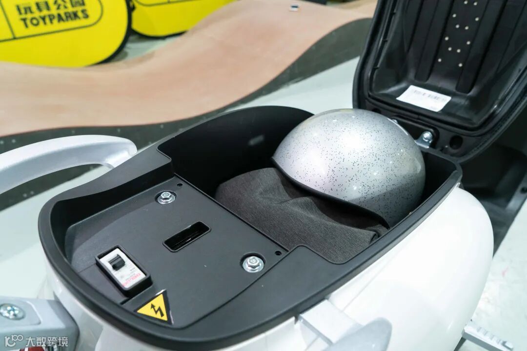 雅迪M6体验:舒适度堪比移动沙发,短途代步靠它爽翻了!