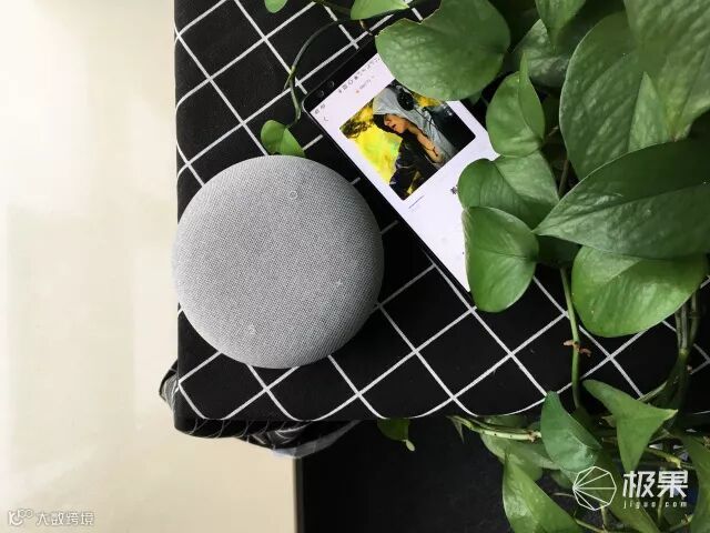 这只灰色“马卡龙”,是我们用过最有人味儿的智能音箱