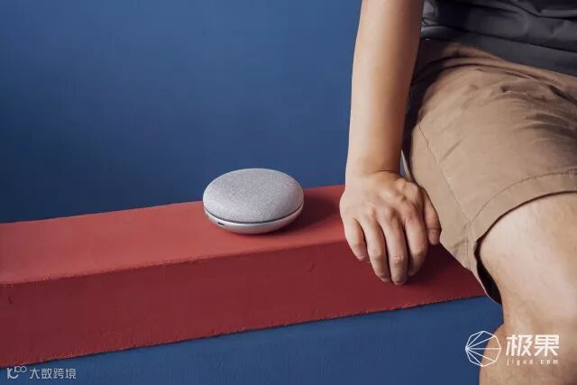 这只灰色“马卡龙”,是我们用过最有人味儿的智能音箱