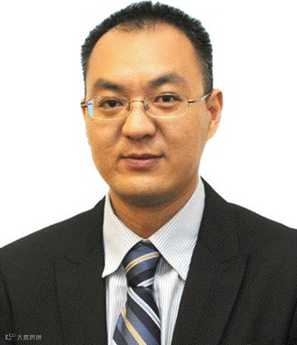 穿着西装的男人在微笑

AI 生成的内容可能不正确。