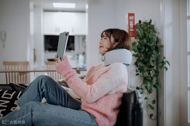 旅行枕也能按摩!戴上就舍不得摘下,自己就可以给颈椎做spa