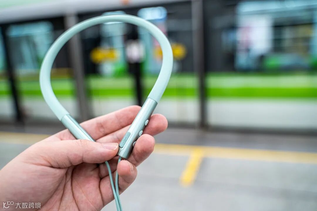 颜值性能兼具,忘却充电烦恼:这耳机满足我日常通勤、娱乐需要!