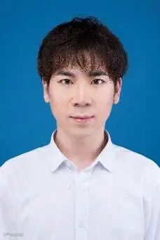 穿蓝色衬衫的男子

AI 生成的内容可能不正确。