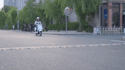 雅迪M6体验:舒适度堪比移动沙发,短途代步靠它爽翻了!