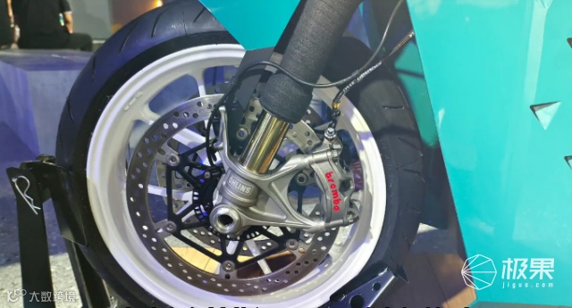 国产“纯电重型”摩托车!极速200km/h、续航400km...价格太惊人