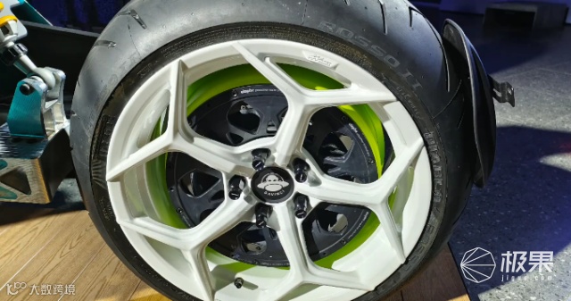 国产“纯电重型”摩托车!极速200km/h、续航400km...价格太惊人